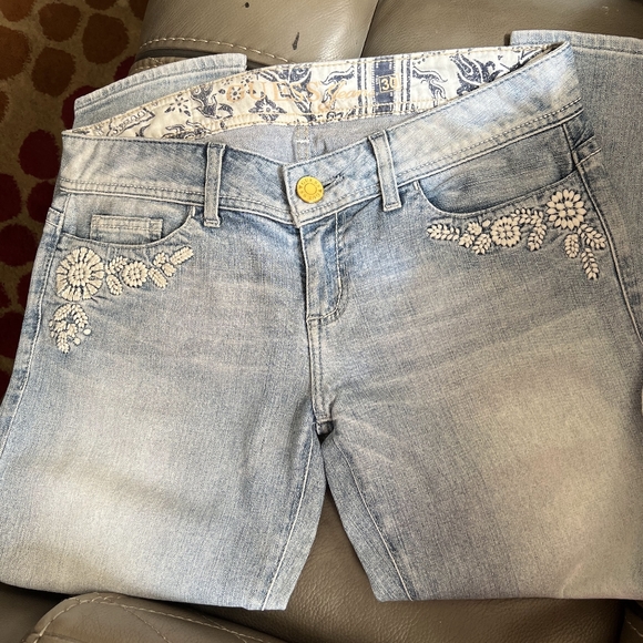 Guess Jeans Stretch Cropped Capris Embroidered Size 30 - Picture 3 of 7